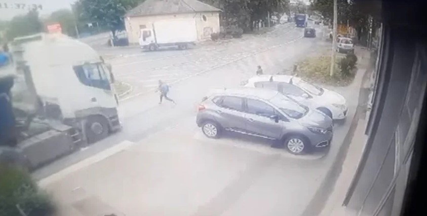 UZNEMIRUJUĆI SNIMAK Kamion udario dijete u Novom Sadu