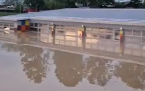 HAOS U KOMŠILUKU Hrvatsku zahvatilo snažno nevrijeme: Poplavljena dvorišta, ugrožene kuće (FOTO)