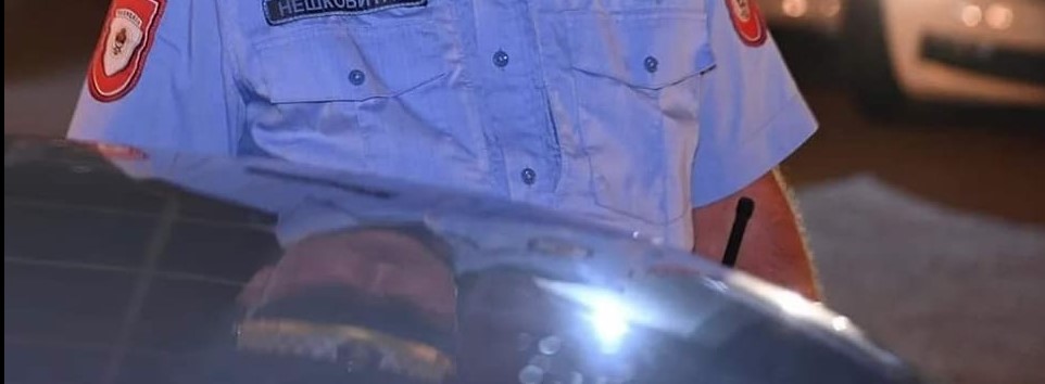 VIC DANA Prođe žena kroz crveno i zaustavi je policajac...