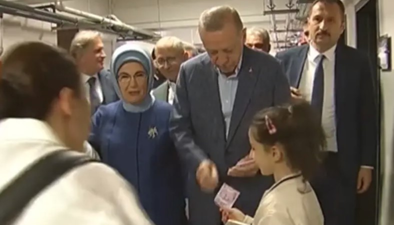 "ČASTIO" I TOKOM KAMPANJE Erdogan na biračkom mjestu dijelio novac djeci (VIDEO)