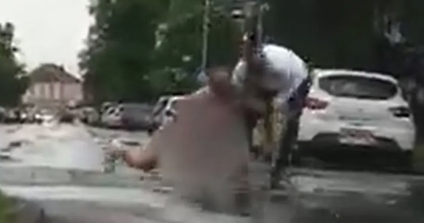 GO PLIVAO NA ULICI U GRADIŠCI Oglasila se policija: Muškarac uhapšen zbog vršenje fiziološke potrebe i pokazivanje polnog organa (VIDEO)