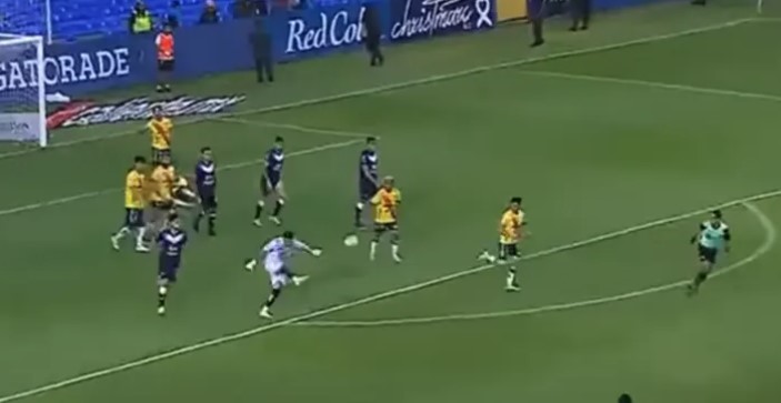 VIDEO ĆETE GLEDATI NEKOLIKO PUTA Golman postigao gol iz svog šesnaesterca