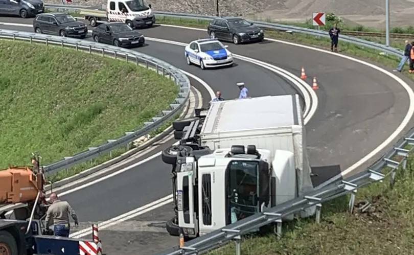 Prevrnuo sa kamion na izlazu sa auto-puta, saobraćaj preusmjeren