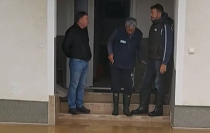 ŠPILJA POD VODOM U Kozarskoj Dubici obustavljen saobraćaj, poplava došla do kuća (FOTO)