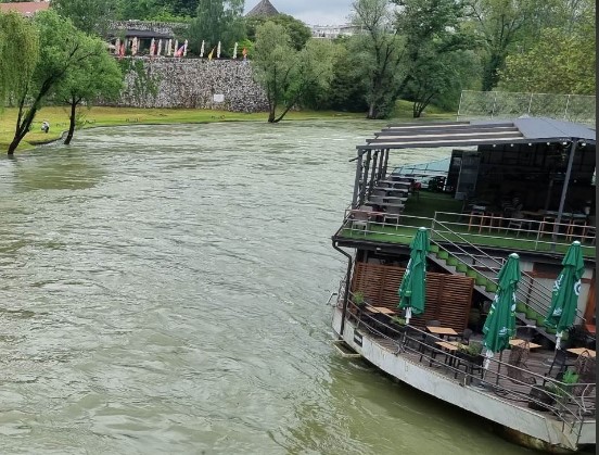 VATROGASCI NA TERENU Požar na Banjalučkom splavu