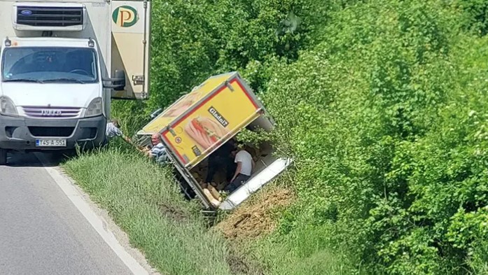 OTEŽAN SAOBRAĆAJ U KOZARCU Kamion se prevrnuo u kanal