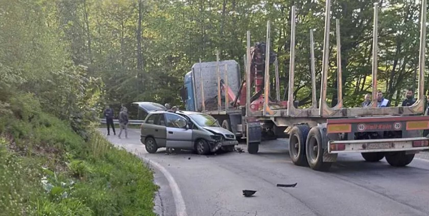 NEZGODA NA PUTU IZMEĐU TRNOVA I FOČE Žestok sudar opela i šticara