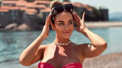 Na plaži grmi, a u vodi je niko ne bi prepoznao: Žena od sultana pliva sa naočarima i u papučama, prolaznici ne vjeruju šta vide (VIDEO)