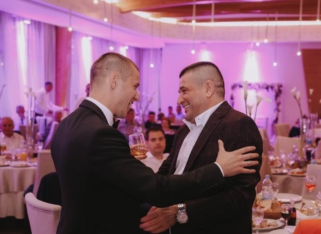 Baja Mali Knindža na svadbi u Banjaluci: "Kaurina oženismo Đoku..." (FOTO)
