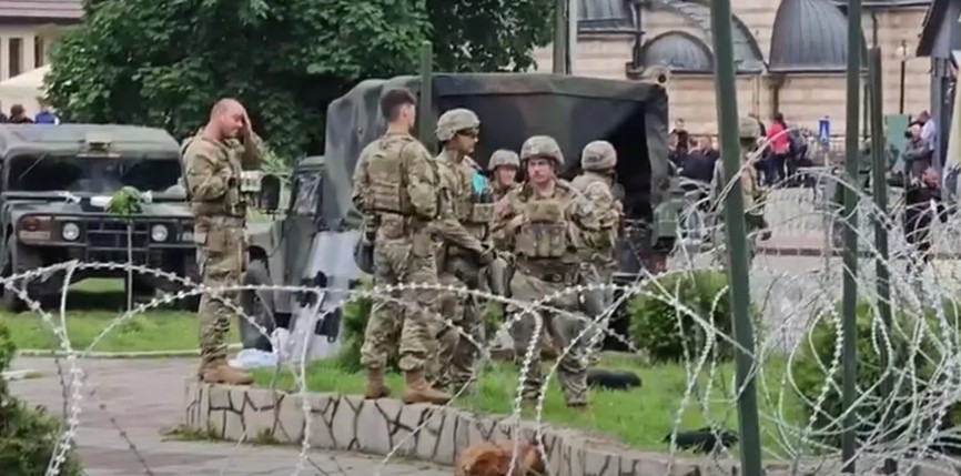 NAJAVLJENA OKUPLJANJA Kfor razvukao bodljikavu žicu ispred zgrade opštine Zvečan (VIDEO)