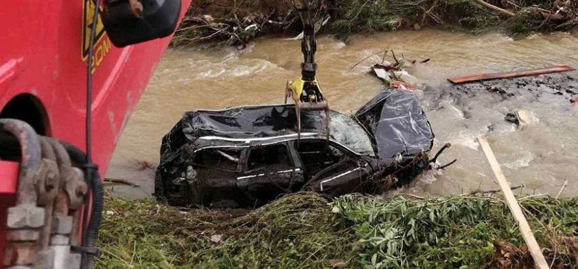 OD SNAGE BUJICE HVATA JEZA Teslićaninu voda nosila automobil nekoliko stotina metara (FOTO)