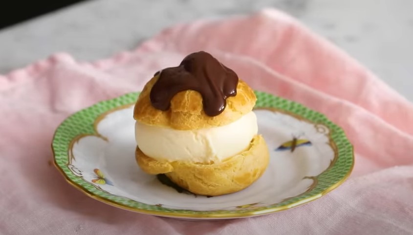 PROFITEROLE - REMEK DJELO FRANCUSKIH POSLASTIČARA Meko tijesto punjeno vanila kremom i na kraju preliveno čokoladom