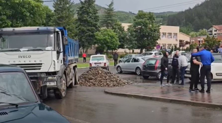 STANJE ALARMANTNO NA KOSOVU Građani postavili barikadu u Leposaviću (VIDEO)