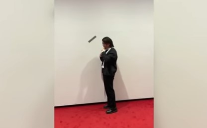 GLADAN ČOVJEK NE BIRA Pojeo bananu koja je bila dio izložbe (VIDEO)
