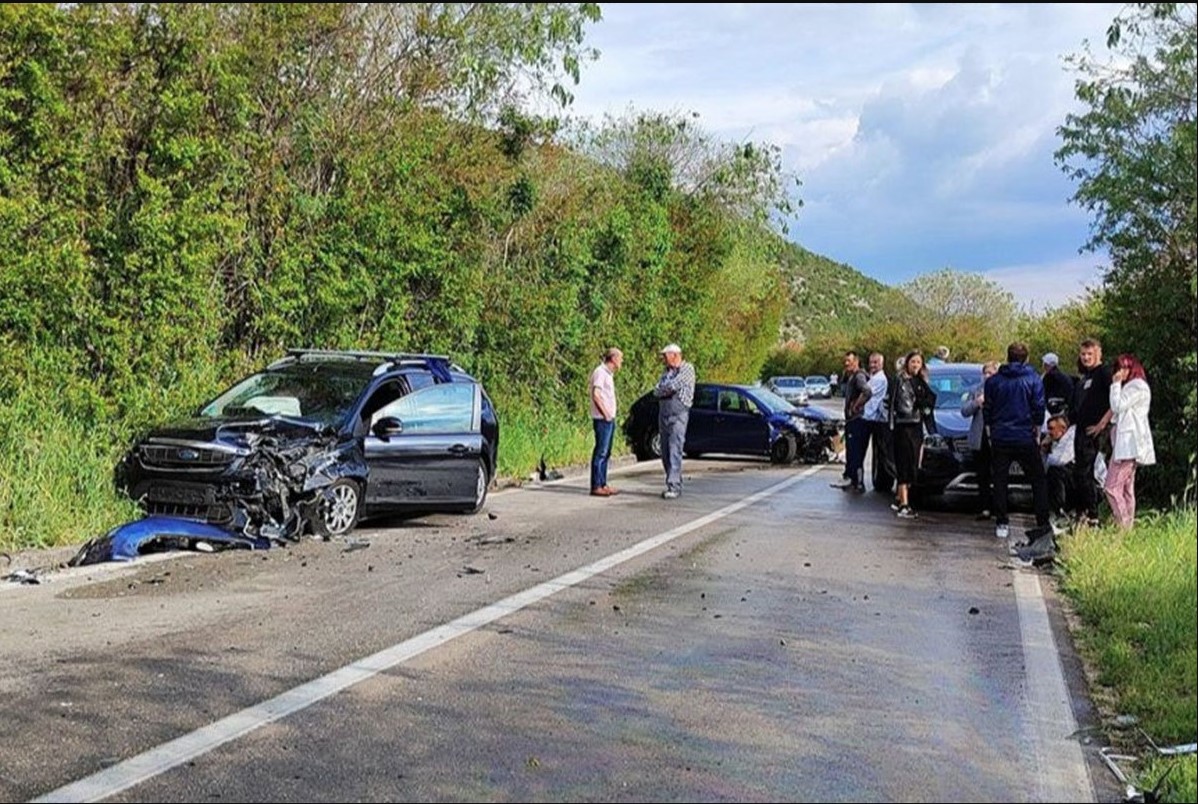 TEŽAK UDES KOD MOSTARA Sudarila se četiri vozila, povrijeđena jedva punoljetna osoba