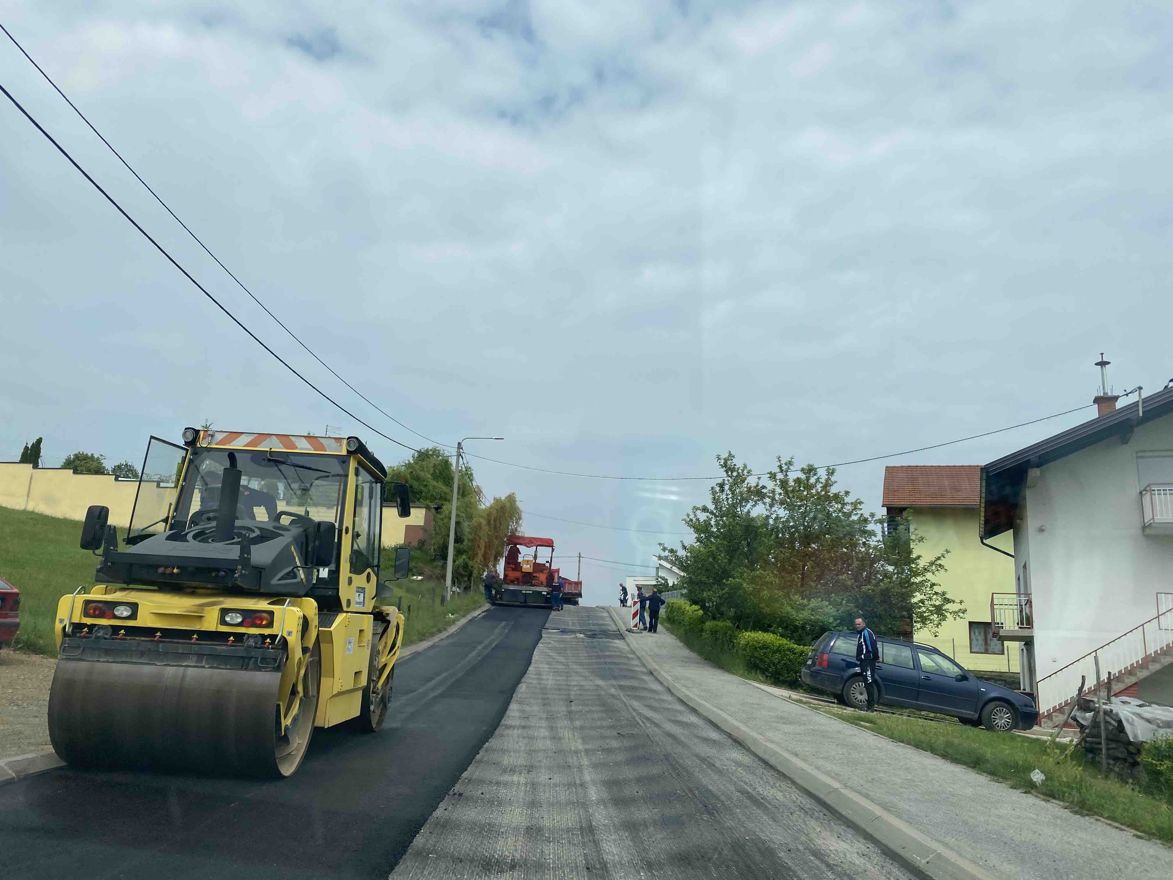 Počelo asfaltiranje Tuzlanske ulice, postavljen prvi sloj asfalta u Kralja Aleksandra I
