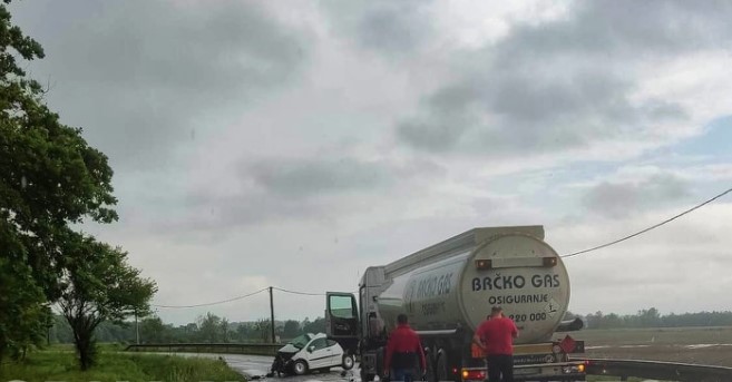 DETALJI NESREĆE KOD ŠAMCA Poginule tri žene, automobilom podletile pod kamion (FOTO)