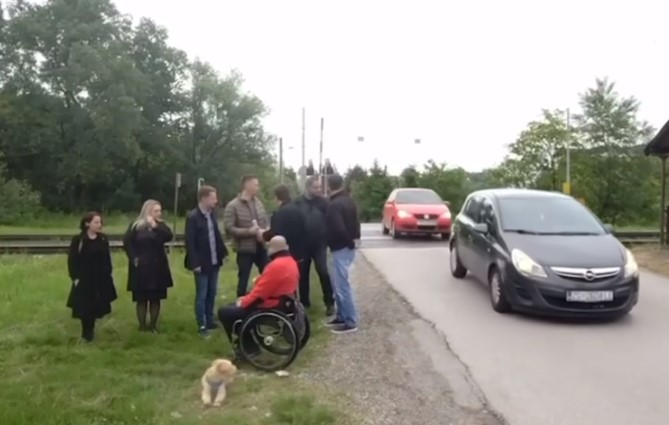 Novinari radili emisiju uživo o lošim cestama pa snimili sudar (VIDEO)