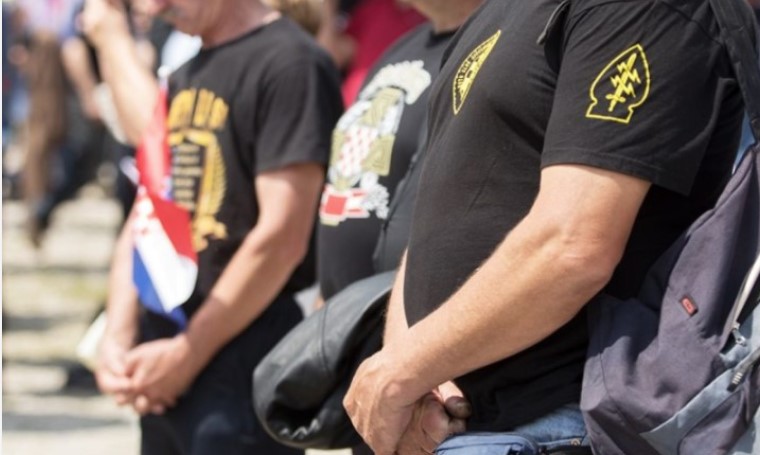 SA USTAŠKOM ŠAHOVNICOM MARŠIRALI ZAGREBOM Nosili majice sa natpisom “Tito zločinac”