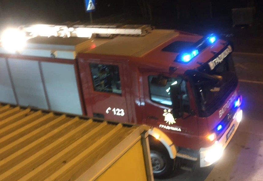 HOROR U GRADIŠCI Elektroinstalacije zapalile kuću, jedna osoba završila u bolnici