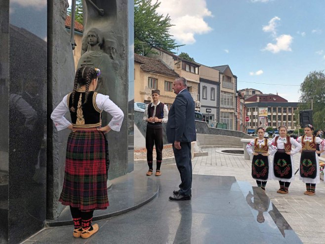 Višković položio vijenac na spomenik poginulim borcima u Zvorniku
