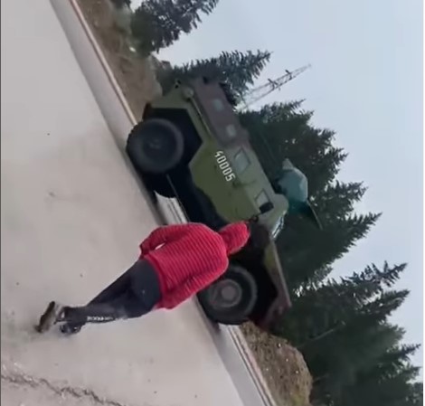 VOJSKA SRBIJE KRENULA NA KOSOVO Oklopna vozila se uputila na administrativni prelaz (VIDEO)