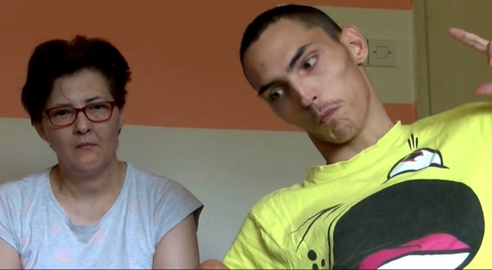 DRAMA NA SAVI SA SREĆNIM KRAJEM Petorica mladića spasli dečka koji je u invalidskim kolicima sletio u rijeku (VIDEO)