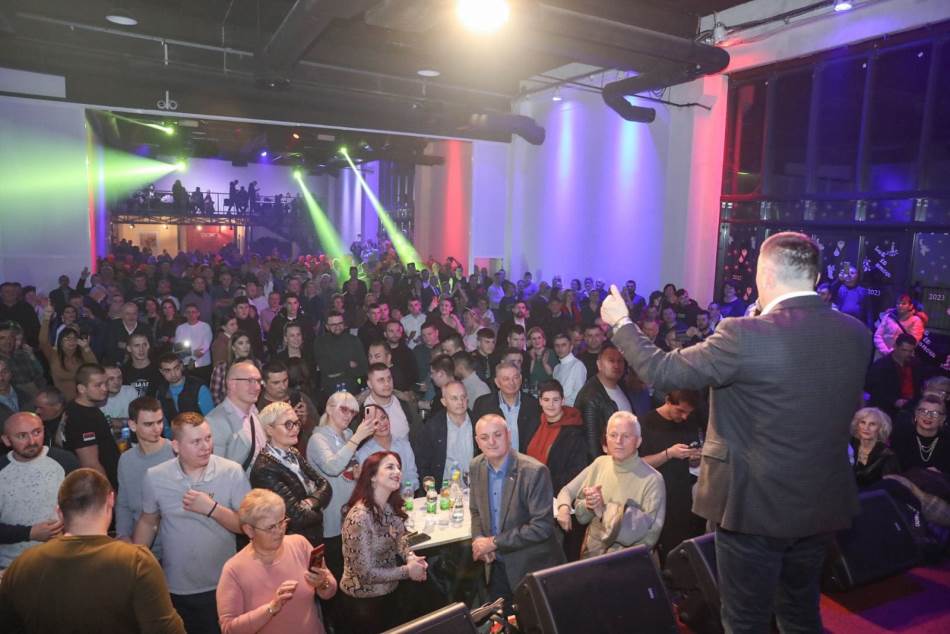 MATURSKA ŽURKA U STRANAČKIM PROSTORIJAMA Učenici dobili pozivnicu, SNSD ne zna ko pravi zabavu