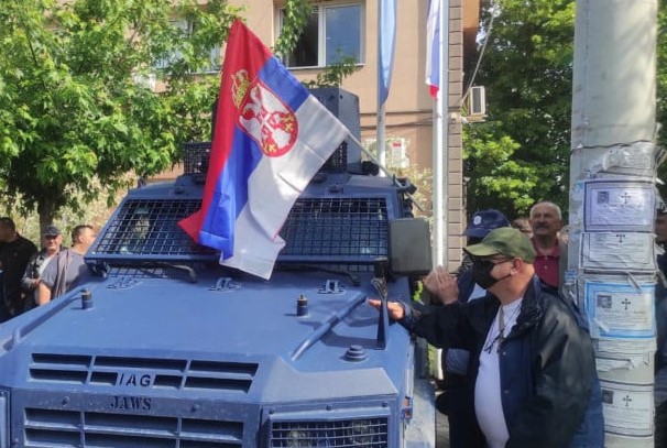 Okačena zastava Srbije na oklopno vozilo tzv. kosovske policije (FOTO)