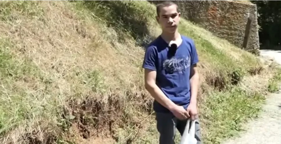 TUŽNA SUDBINA DJEČAKA IZ BiH (18): Bere zovu za 2 KM kako bi pomogao majci i sestri (VIDEO)