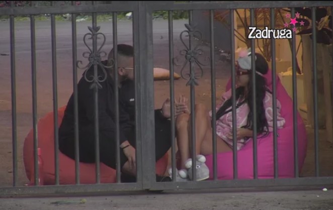 ZOLA MUVA SLAĐU On leti do plafona, ona guši leptiriće u stomaku (VIDEO)