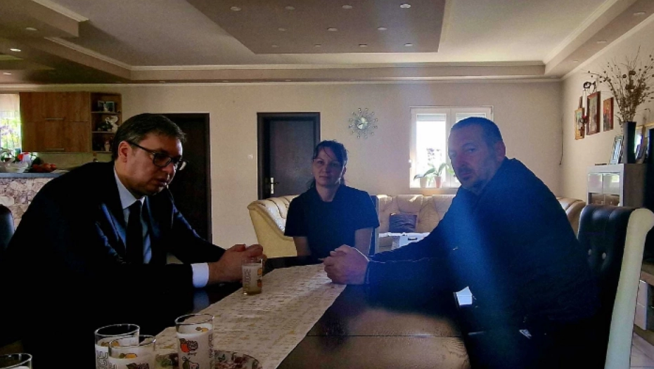 Vučić u Duboni i Malom Orašju, razgovarao sa porodicama žrtava masakra