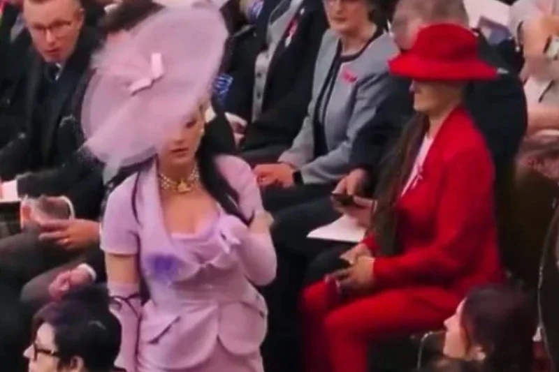 AMERIČKA ZVIJEZDA DOŽIVJELA NEZGODU Kejti Peri se okliznula i skoro pala nakon ceremonije krunisanja Čarlsa III