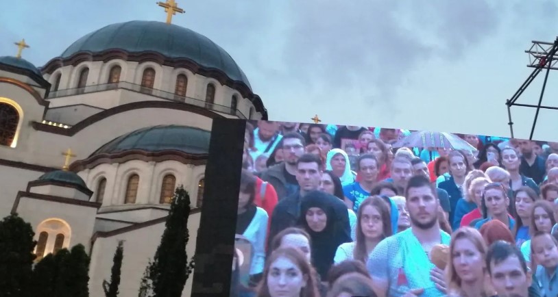 OVO JE NAJLJEPŠI PRIZOR SA SPASOVDANSKE LITIJE Fotografija oca sa bebom u naručju vraća vjeru u prave vrijednosti (FOTO)