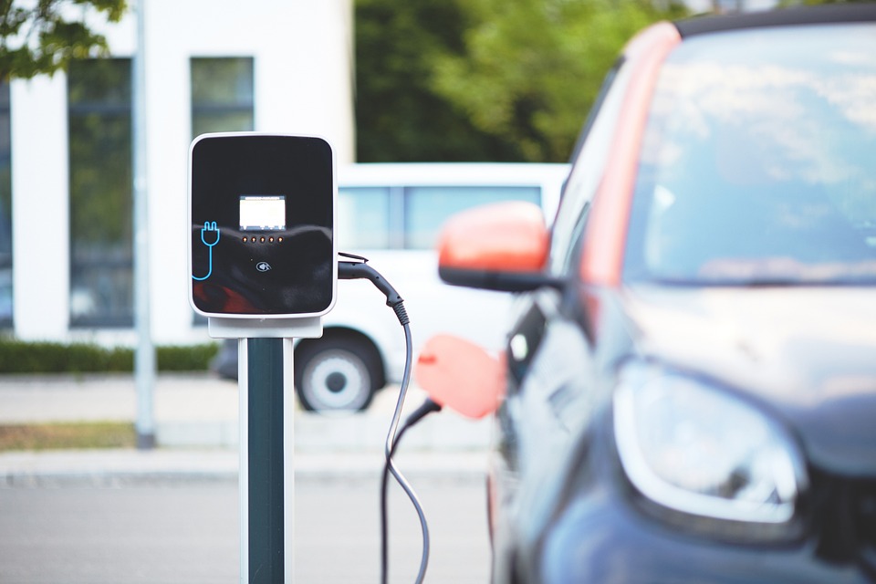 „Atom“ kreće na put: Predstavljen prvi ruski električni automobil