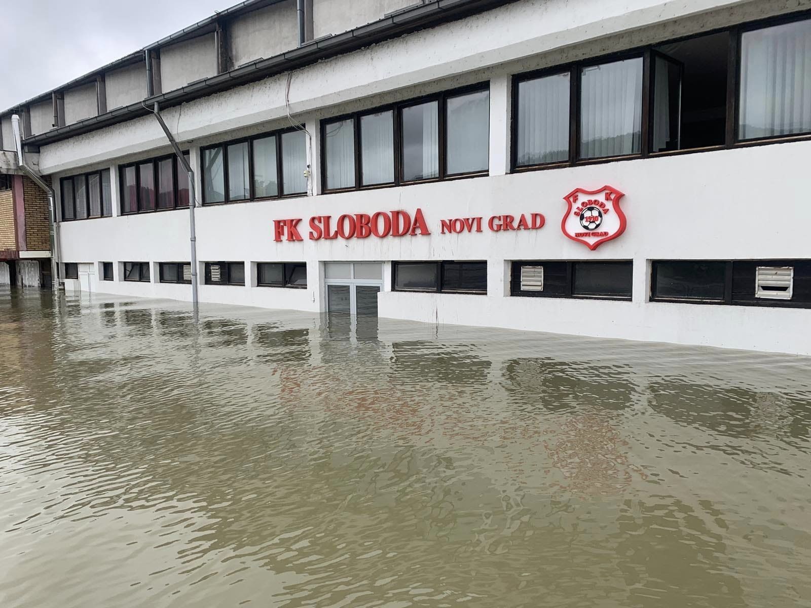 JEZIVE FOTOGRAFIJE STADIONA "MLAKVE" Uspješno evakuisani fudbaleri Slobode iz Novog Grada (FOTO)