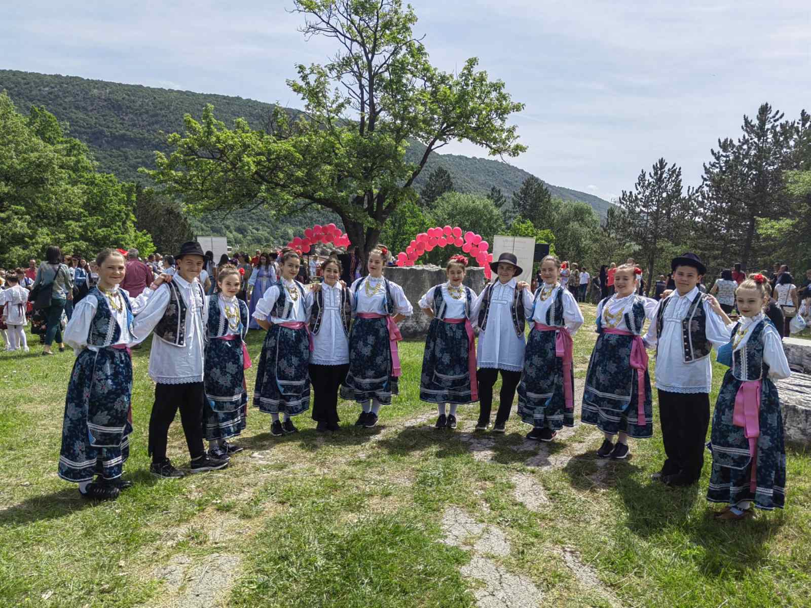 NEIZMJERNO KULTURNO-ISTORIJSKO BLAGO Simboli Glamoča - gluvo kolo i glamočki opanak