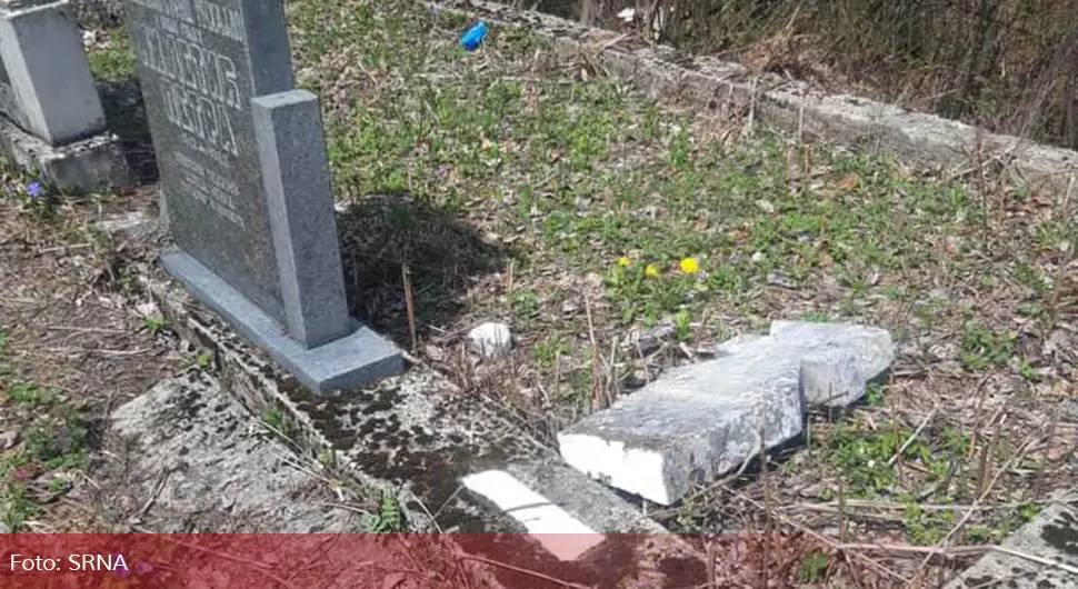 SRAMOTNE SCENE IZ KLADNJA Na pravoslavnom groblju u Kovačićima srušeno osam spomenika (FOTO)