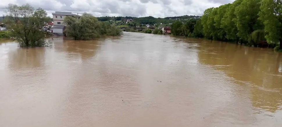 Vodostaj Une u Kostajnici i dalje raste, voda počinje da ugrožava stambene objekte