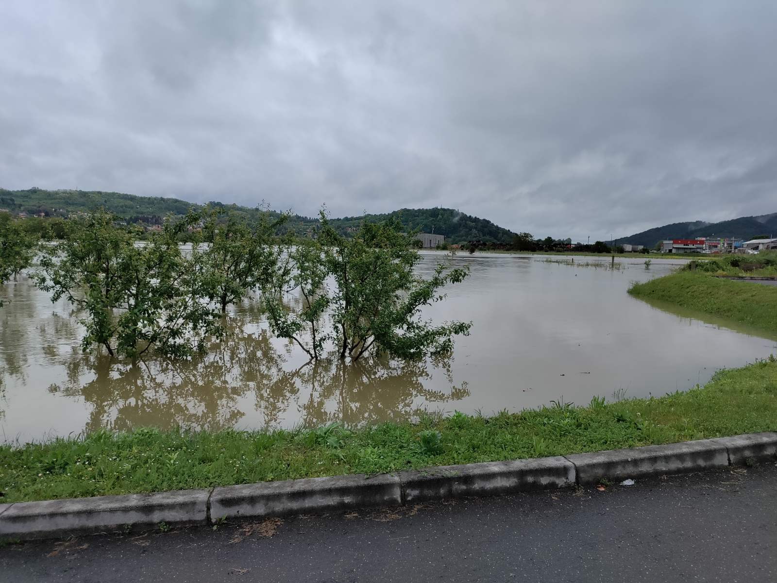 KOSTAJNICA POTOPLJENA Iz vode izviru krošnje drveća, fotografije kao iz apokaliptičnih filmova (FOTO)