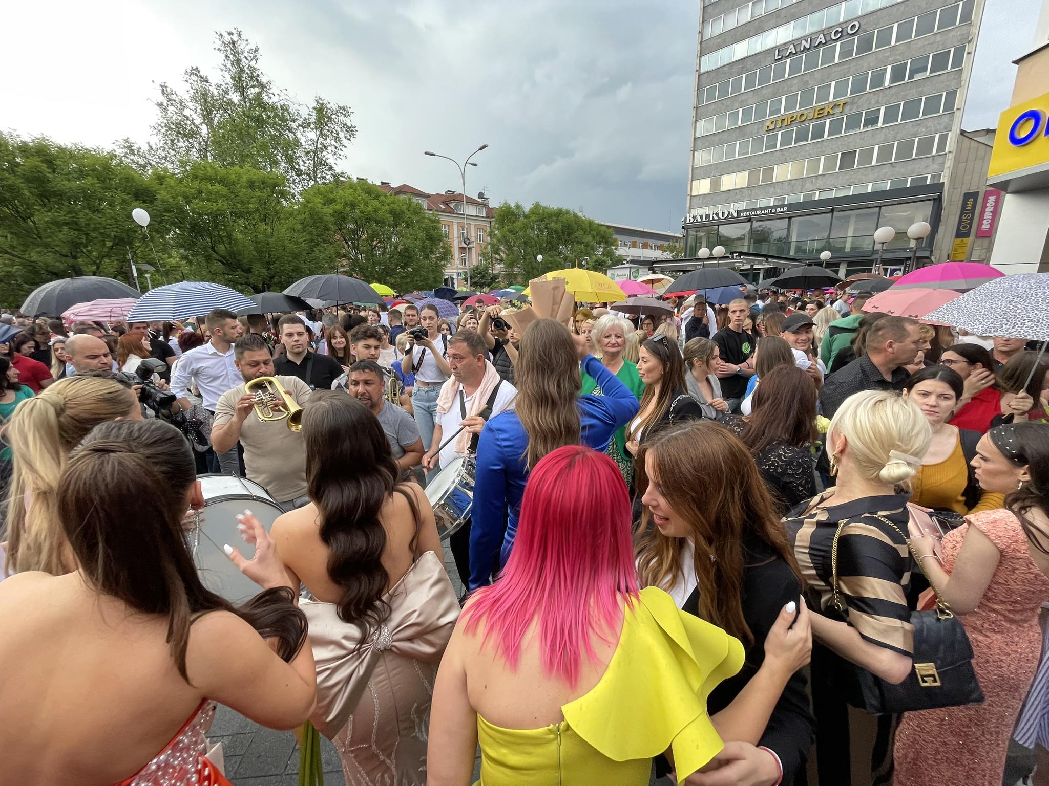 NI KIŠA NIJE OMELA BANJALUČKE MATURANTE Trubači, smijeh i "Tebi moja mazo" odzvanjali Trgom Krajine (FOTO/VIDEO)