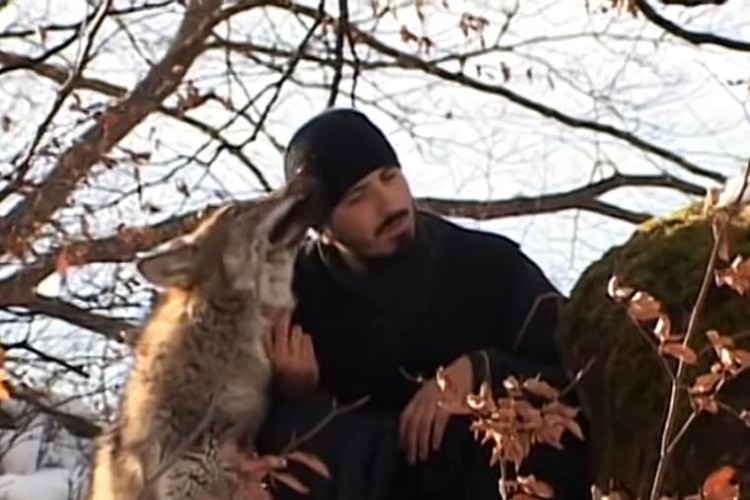 MANASTIR KOVILJE BDI U PEĆINSKOJ STIJENI Monah Amvrosije živi sa vukom koji ga prati u stopu: Pripitomio i orla i poskoka (VIDEO)