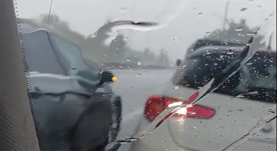 Nevrijeme sa gradom u Trnu, vozači se sakrili ispod nadvožnjaka (VIDEO)