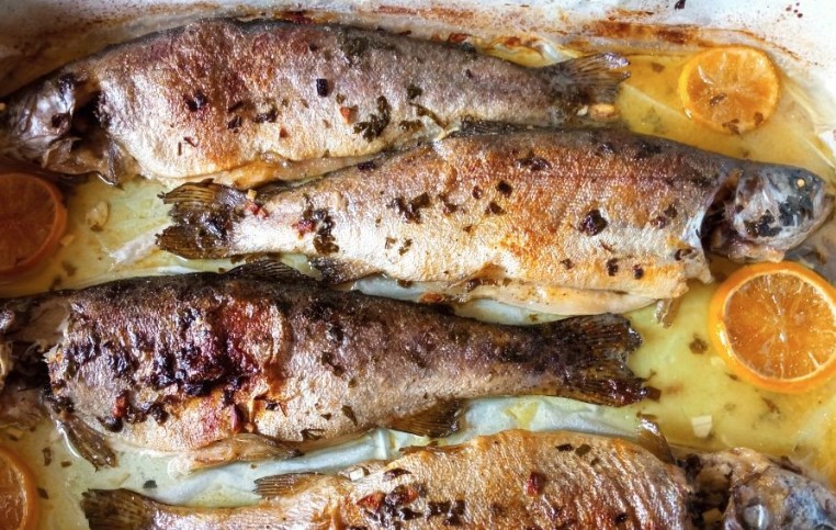 KO MOŽE DA JOJ ODOLI? Pastrmka na mladim krompirićima pečena u rerni