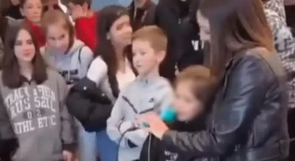 "MOJA BRAĆA SU UBICE, POGLEDI SU KAO NOŽ" Jeziv snimak! Djevojčica pjeva pjesmu sramnog teksta, okupljeni joj aplaudiraju (VIDEO)
