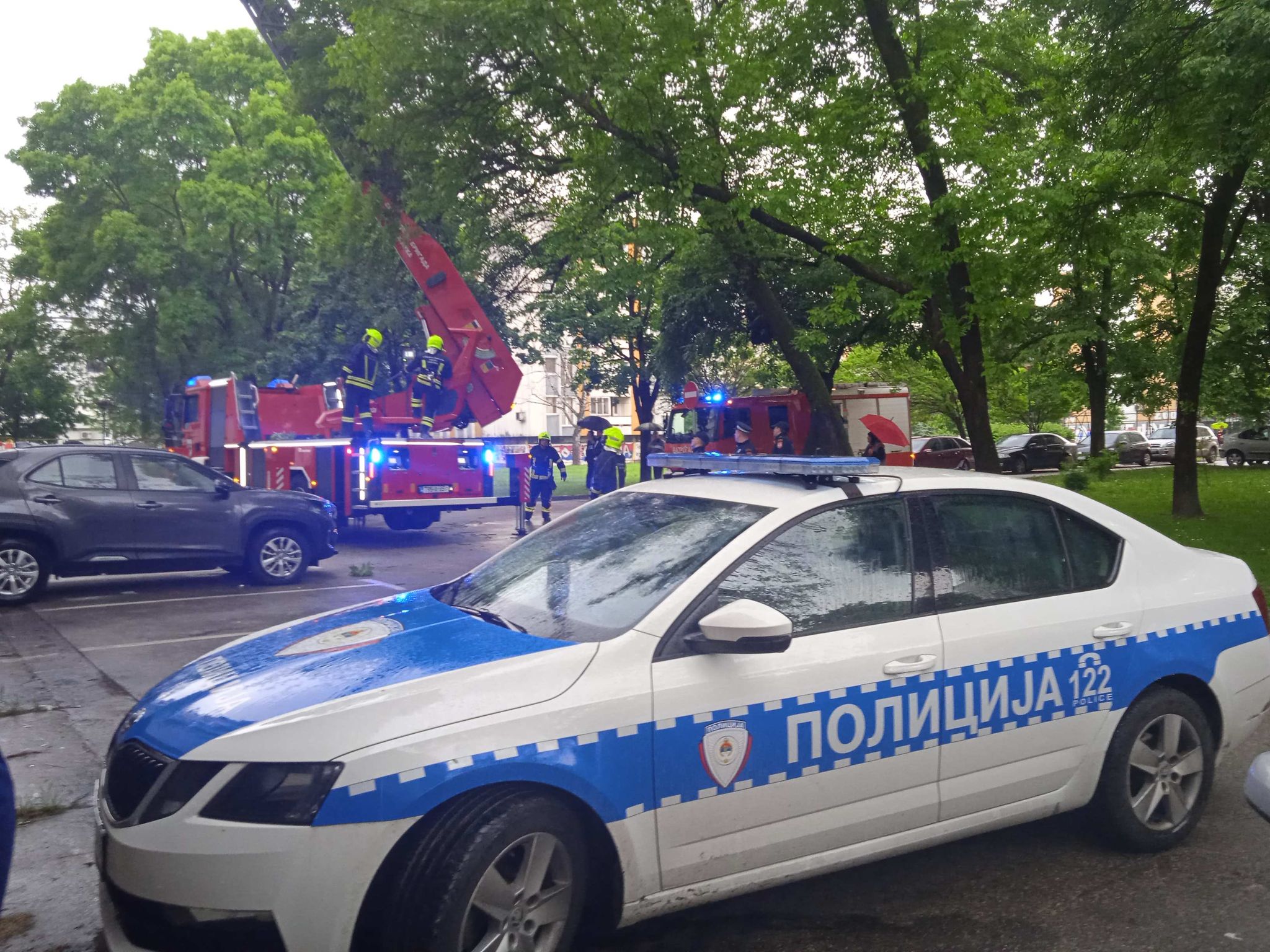 STANARI O POŽARU U BANJALUCI Navodno eksplodirala plinska boca: Crni dim je kuljao na sve strane, vozila vatrogasaca i Hitne pomoći su samo pristizala (FOTO)