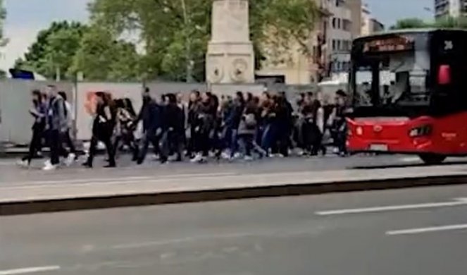NIKAD TUŽNIJA POVORKA PODRŠKE! Masa Beograđana kreće se u jednom pravcu... Ka školi na Vračaru (VIDEO)