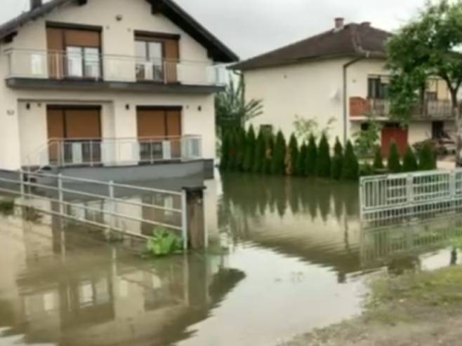 U prijedorskom naselju Raškovac voda ušla u nekoliko kuća (VIDEO)