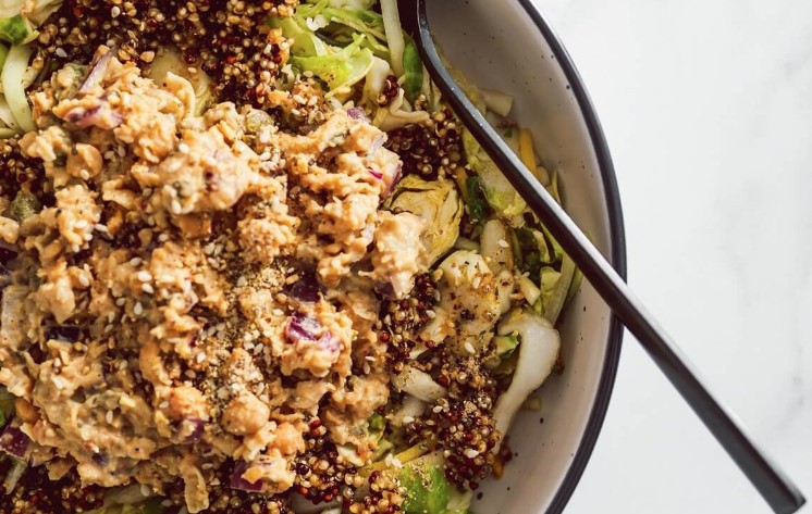 BRZO JE GOTOVA, A PUNA PROTEINA Salata od slanutka i tune sa kupusom i kuskusom