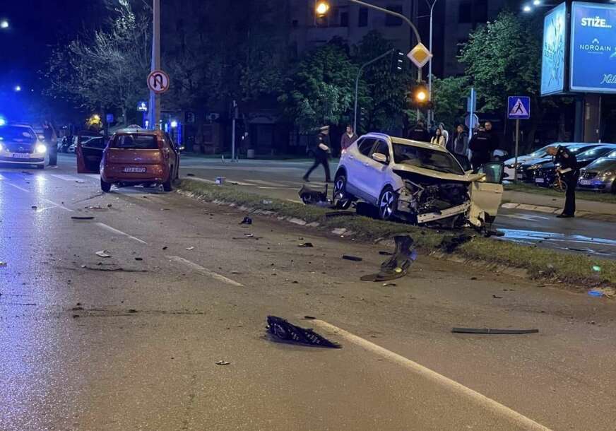 SAOBRAĆAJKA U BANJALUCI Fotografije pokazuju jačinu nesreće, po putu polomljeni dijelovi vozila (FOTO)